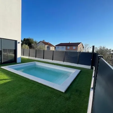 V, Jacuzzi Sea View With A French Balcony, Private Bathroom, Shared Kitchen, Living And Garden With Heated Pool, Privlaka, Zadar * Privlaka (Zadar)