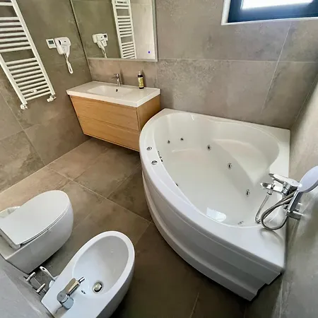 V, Jacuzzi Sea View With A French Balcony, Private Bathroom, Shared Kitchen, Living And Garden With Heated Pool, Privlaka, Zadar Homestay Privlaka (Zadar)