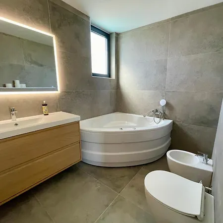 V, Jacuzzi Sea View With A French Balcony, Private Bathroom, Shared Kitchen, Living And Garden With Heated Pool, Privlaka, Zadar * Privlaka (Zadar)