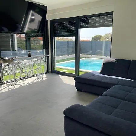 V, Jacuzzi Sea View With A French Balcony, Private Bathroom, Shared Kitchen, Living And Garden With Heated Pool, Privlaka, Zadar