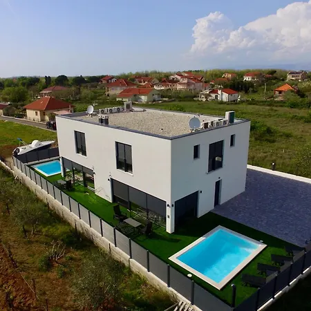 V, Jacuzzi Sea View With A French Balcony, Private Bathroom, Shared Kitchen, Living And Garden With Heated Pool, Privlaka, Zadar Homestay Privlaka (Zadar)